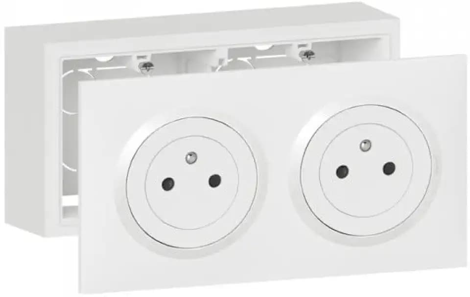 Legrand - Doppelsteckdosen-Set 2P + T, Oberfläche dooxie 16 A, vorverdrahtet, mit Rahmen für Aufputzmontage, Weiß