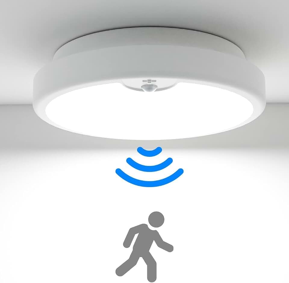 Peasur LED Deckenleuchte mit Bewegungsmelder Batteriebetrieben, 18cm Lampe Innen Aussen, 300LM 6000K Treppen Deckenlampe für Schrank Balkon Abstellraum Keller Flur Garage Bad Küche