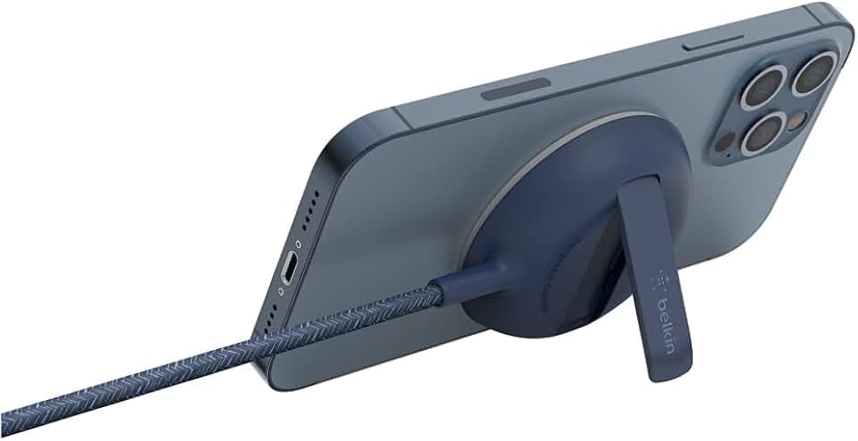 Belkin tragbares drahtloses Ladepad mit MagSafe (schnelles Laden mit bis zu 15 W, mit iPhone 14/14 Plus, 14 Pro, 14 Pro Max, oder 13 Serie kompatibler Ständer, Netzteil nicht enthalten) – Blau