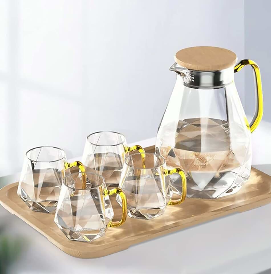 DUJUST Glaskaraffe mit Deckel 2 Liter, mit 4 Tassen, 1 Tablett, Wasserkaraffe im Modernen Diamant Design, Dekoration für das Wohnzimmer, Wasserkrug Hitzebeständig Glaskrug für Eistee/Milch/Kaffee