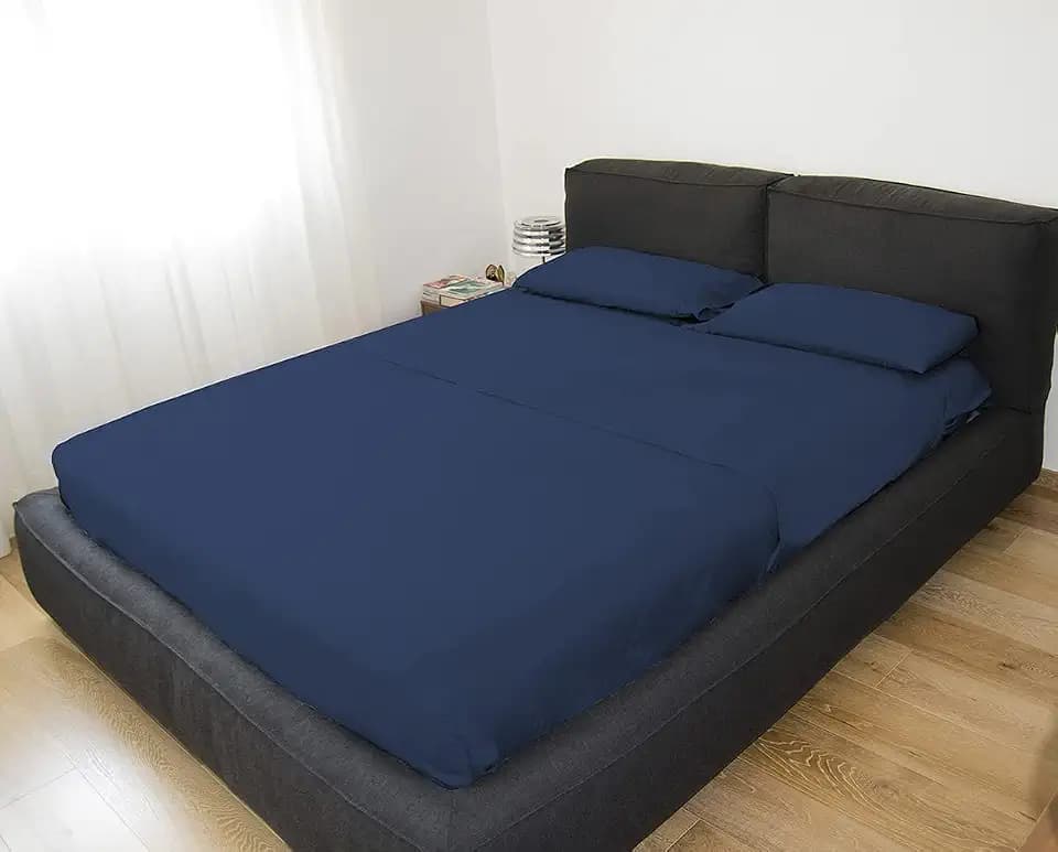 GEMITEX Bettwäsche-Set für Doppelbett, blau, bügelfrei, Satin-Optik, 100% Polyester-Mikrofaser, bestehend aus 2 Bettlaken und 2 Kissenbezügen, hergestellt in Italien