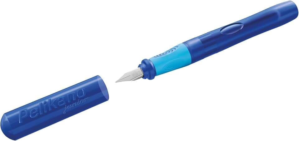 Pelikan Pelikano Junior Schreiblernfüller Blau, Feder A, für Rechtshänder, inkl. 1 Großraumtintenpatrone Königsblau – Soft-Griffzone – Made in Germany