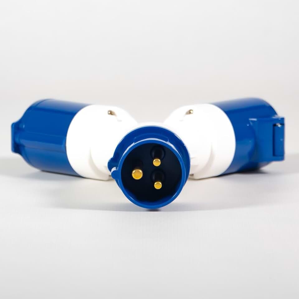 Industrieller CETA-Stecker auf zwei Buchsen, IP44, 3680 W