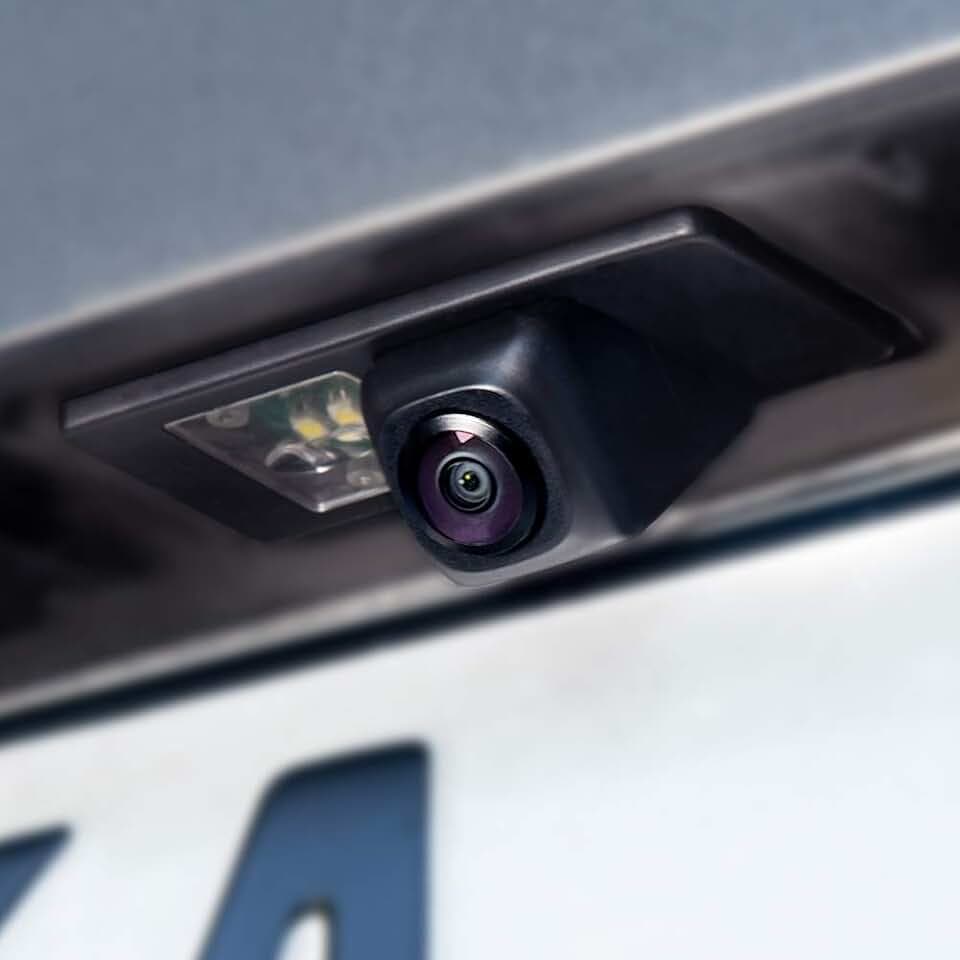 DYNAVISION OEM Kamera | AHD NTSC Rückfahrkamera mit gelbem Licht für VW Golf Passat Tiguan Touran Polo, Skoda Octavia Superb Fabia, Cayenne Panamera Cayman, Seat ab2005, CAMPL-V000HD-Y Lite