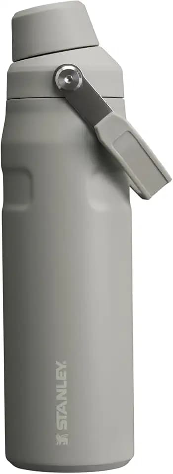 Stanley IceFlow Schnellfluss-Wasserflasche, 680 ml, abgewinkelter Auslaufdeckel, leicht und auslaufsicher, für Reisen und Sport, isolierter Edelstahl, BPA-frei, Asche