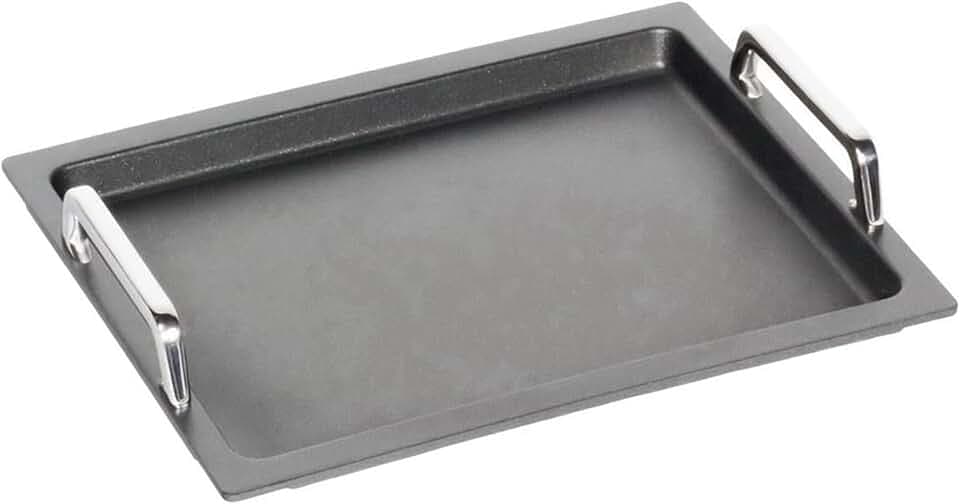 AMT Gastroguss "Klaus grillt Gastronorm - Grillplatte GN 1/2 glatt, nicht induktionsgeeignet, 26,5 cm x 32,5 cm, 2 cm hoch, mit Edelstahlgriffen, Lotan® Antihaft-Veredelung, AMZN-KG-22733-G