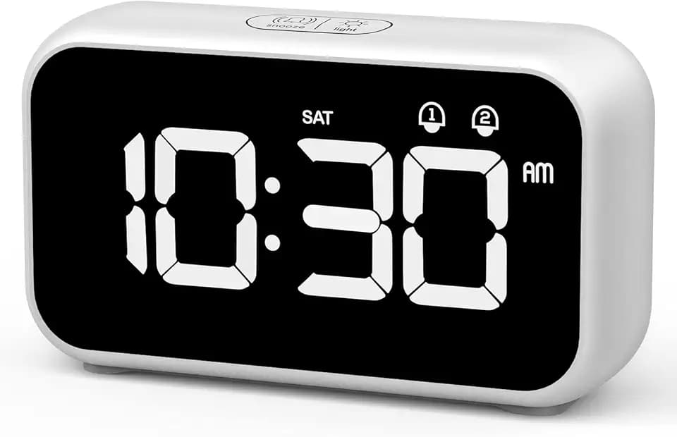 Digitaler Wecker, LED Digital Wecker Spiegel Tischuhr USB Wiederaufladbar Reisewecker mit 2 Alarmen/Snooze/Nickerchen Zeit/Sprachsteuerung Funktion, 4 Helligkeit (Weiß)