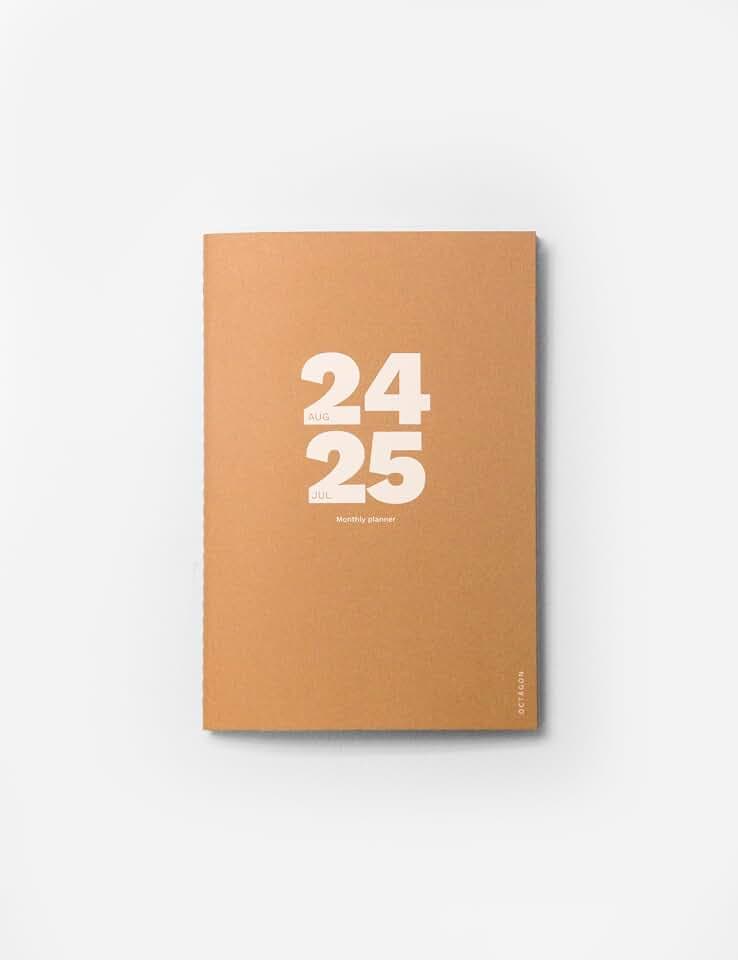 OCTÀGON DESIGN 2024/2025 Kleiner Monthly Planner Plus, ähnlich A5, Monatsplaner, 12 Monate, August 2024/2025-2 Seiten für Notizen zwischen den Monaten, weicher Einband, Kraftfarbe.