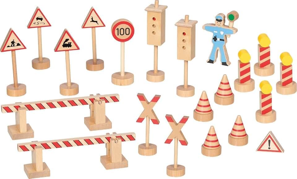 goki 53773 – Verkehrszeichenset Polizist Ole – 21-teiliges Spielset aus Holz mit Verkehrsschildern, Schranken, Leitkegeln und Verkehrspolizist