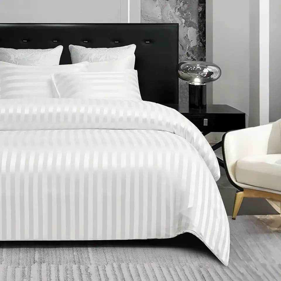 Gezu Bettbezug 220 x 240 cm, Satin, weiß, glänzend, Deluxe, gestreift, Bettwäsche, 220 x 240 cm, weich, seidig, 2 Personen, Erwachsene, mit Reißverschluss und 2 Kissenbezügen, 65 x 65 cm