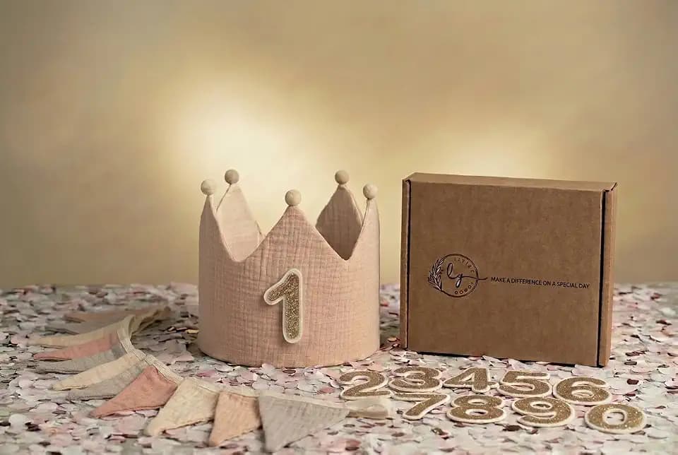 Little Goods Geburtstagskrone inkl. Girlande (Krone und Wimpelkette) für Kinder - wendbare Musselin-Stoffkrone mit Zahlen 0-9 für Jungen, Mädchen in Pastell - Beige und warmen Tönen