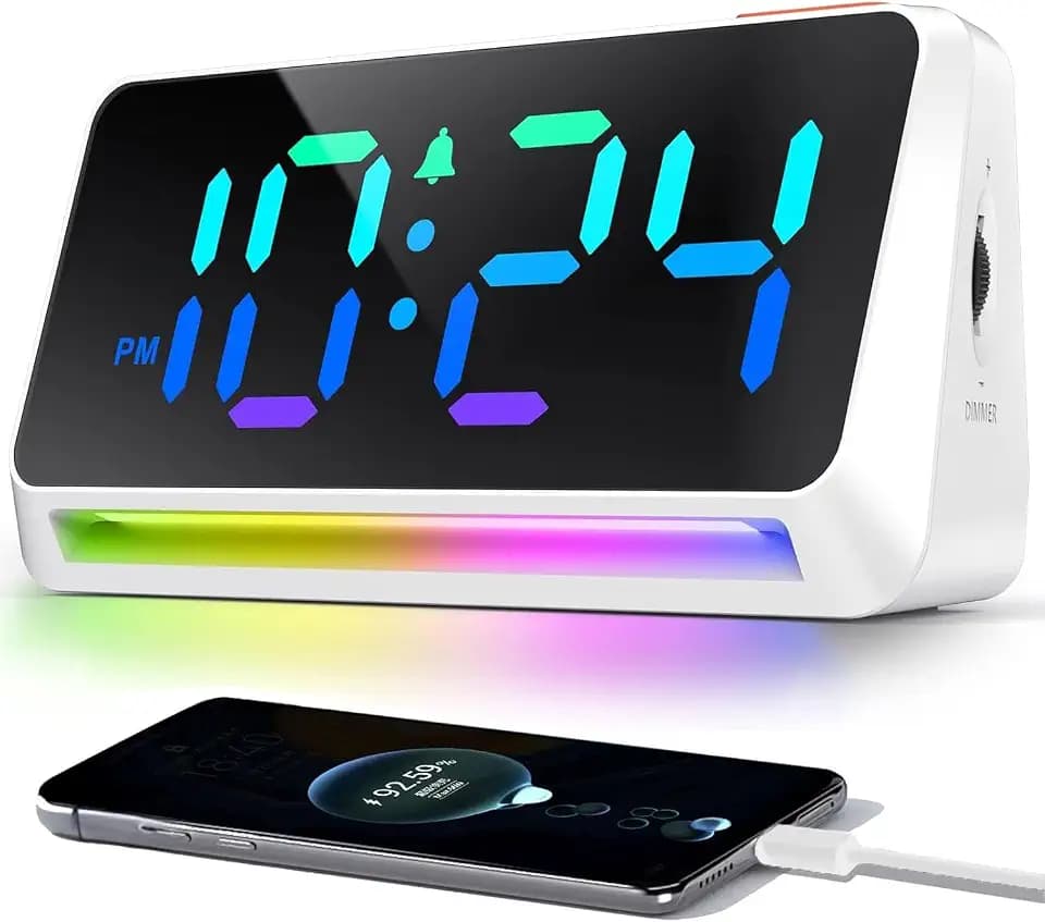 Digitaler Wecker mit LED RGB-Display, Extra Lauter Alarm (95dB) für Tiefschläfer, Steckbarer Nachttischwecker mit Nachtlicht, USB-Ladeanschluss & Einstellbarer Helligkeit, Jugendliche & Kinder