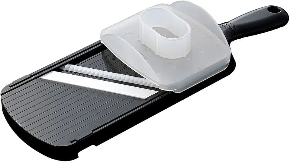 KYOCERA Keramik-Juliennehobel CSN-182-NBK Juliennehobel, mit besonders scharfer Keramikklinge für sauberes Julienne hobeln. Inklusive Fingerschutz. Schwarz. Maße: 27,7 x 9,2 x 1,6 cm