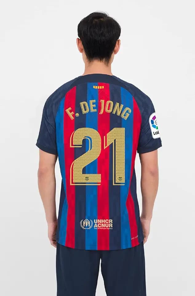 FC Barcelona - Offizielles Set mit Hausnamen und Hausnummer, ohne Hemd, F. DE JONG 21 Saison 2022/2023 Erwachsene, Sesam/Blau/Rot