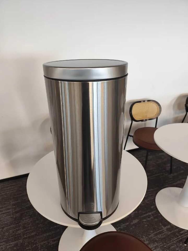 SONGMICS Küchen-Mülleimer 30 L, Büro-Mülleimer, Soft-Close, mit Fußpedal, Stahl, Inneneimer, Silber LTB031EZ02