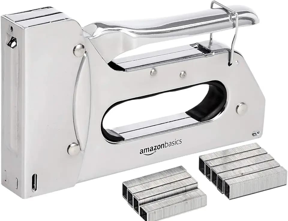 Amazon Basics Strapazierfähiger Handtacker, Tackerpistole mit 1000 Heftklammern, für Polstermöbel, Hausreparaturen, Tischlerarbeiten und andere professionelle Projekte, Silberfarben