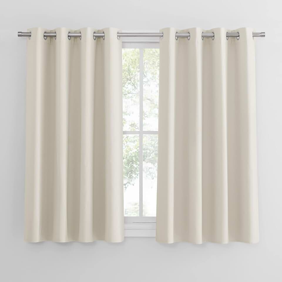 PONY DANCE Vorhang Thermo Hitzeschutz Blackout Curtains for Living Room | 2er Set, H137 x B117cm, Hellbeige, Blickdichte Gardinen, Sichtschutz, UV-Schutz, Kurz, Ösen, für Schlafzimmer Kinderzimmer