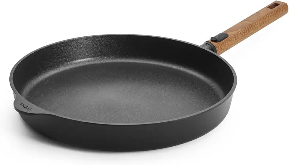 Woll Eco Logic QXR Guss-Flachpfanne - Induktiv -, Ø 32 cm, 5 cm hoch, mit abnehmbarem nachhaltigem Holzstiel - Geeignet für alle Herdarten, PFAS-frei, Antihaft-Versiegelung, Aluminiumguss