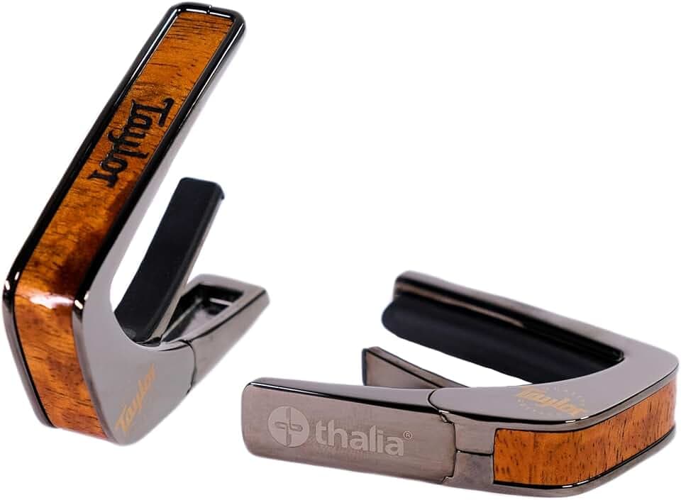 Taylor by THALIA Kapodaster mit schwarzem Chrom-Finish, Koa mit schwarzem Taylor Logo