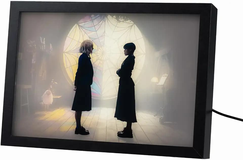Grupo Erik Bild Wednesday Addams Lampe LED Licht Deko Rahmen mit Bild und Licht - Stimmungslicht Schreibtisch - Nachttischlampe Kinder und Erwachsene Zubehör - Offizieller Netflix Wednesday Merch