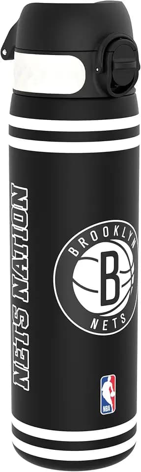 ion8 NBA Brooklyn Nets Trinkflasche, 500 ml, Auslaufsicher, Einhandöffnung, Sichere Verriegelung, Spülmaschinenfest, BPA-frei, Tragegriff, Klappdeckel, Leicht zu Reinigen