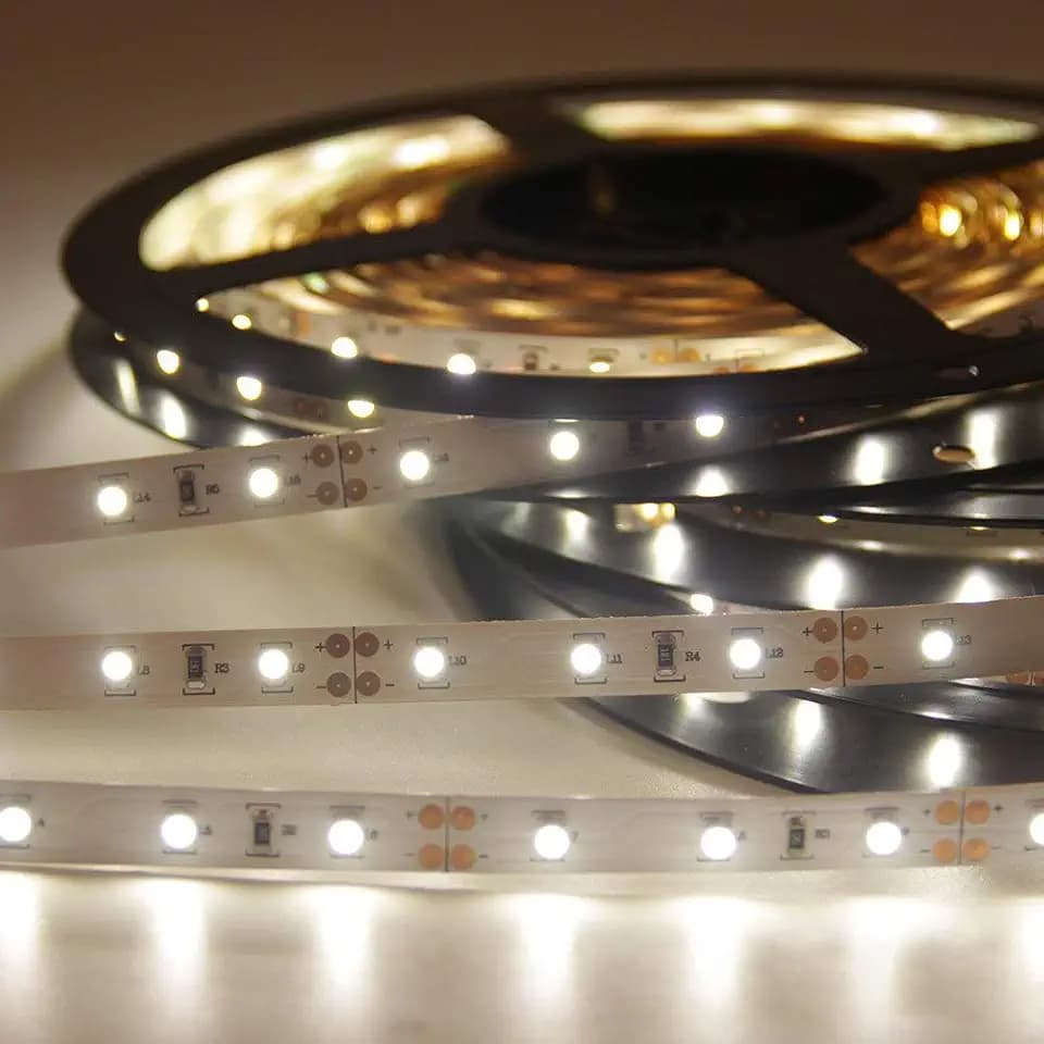Flexibler LED Streifen, [Begrenzte Große Rabatte] 3528 SMD LED mit 3M Selbstklebe band 5 Meter pro Rolle 12 V DC (Natürliches Weiß)