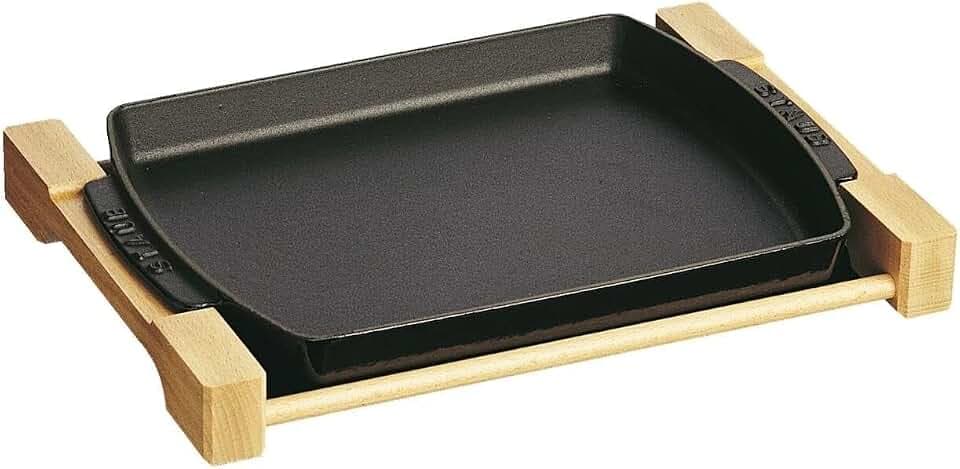 STAUB Servier-Platte aus Gusseisen mit Holzgestell, rechteckig, 33 x 23 cm, 1 L, Induktionsgeeignet, Schwarz