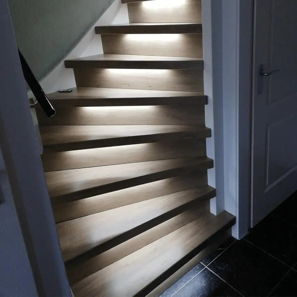 LED Treppenleuchte mit Bewegungsmeldern, Licht hellweiß/neutralweiß 4000K 50cm Komplettset für 16 Stufen Betrieb per WLAN Modul