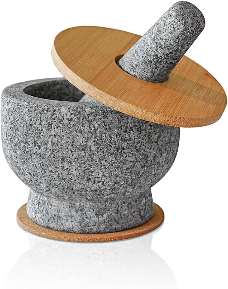 Amazy Granit Mörser mit Stößel + Bambusdeckel + Kork-Untersetzer im Set (12 cm Durchmesser) – Hochwertiger Steinmörser aus Granitstein, ideal zum Mahlen von Gewürzen und Kräutern | Schwarz