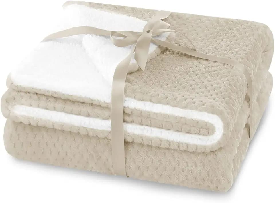 AmeliaHome Kuscheldecke 130x180 cm zarte Steppung Sherpa Lammfelloptik Wohndecke Shleepy Beige