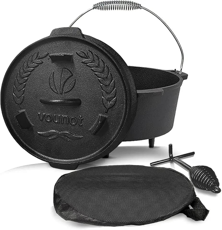 VOUNOT Dutch Oven Set 4.25 Liter, Eingebrannter Feuertopf aus Gusseisen für Garten Lagerfeuer Camping, mit Füßen, Deckel, Deckelheber und Tragetasche