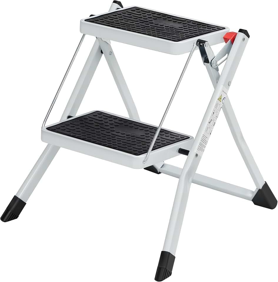 SONGMICS Klapptritt mit 2 Stufen, aus Stahl, bis 150 kg belastbar | Trittleiter, 20 cm breite Stufen, rutschfeste Gummimatte, mit Tragegriff, Weiß und Schwarz, BRODY Kollektion GSL02WT