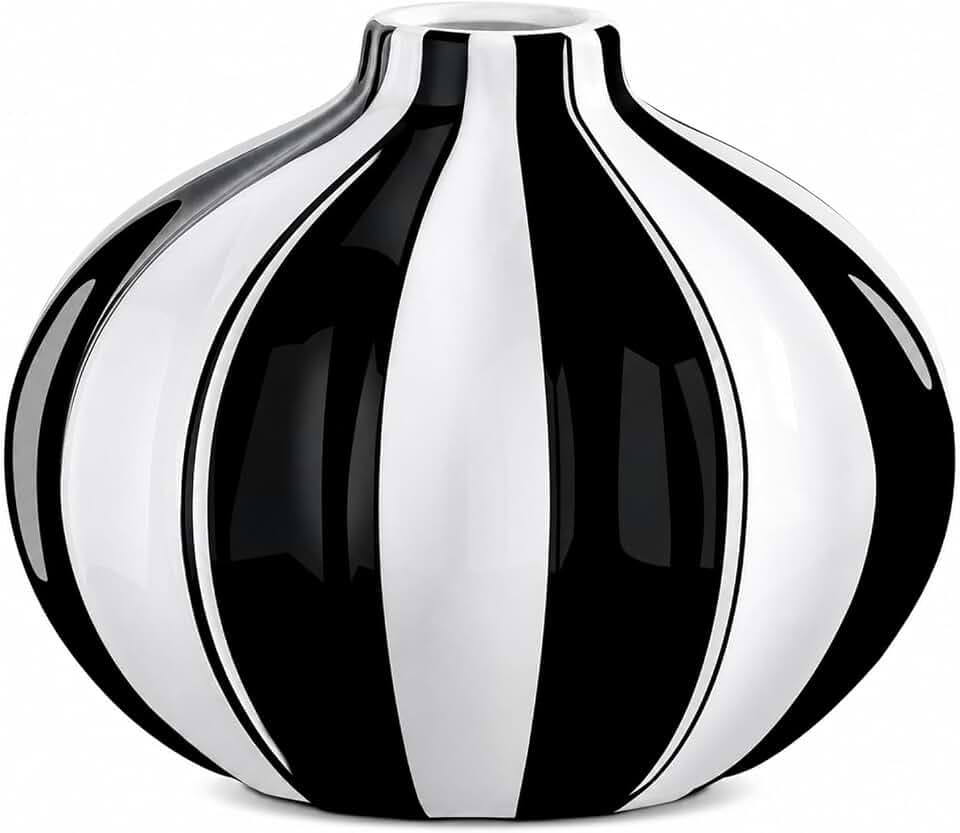 Torre & Tagus Abstrakte schwarz-weiße Vase, 18 x 14 cm, Moderne Dekoration, Keramikvase für Blumen mit Streifen, ästhetische Raumdekoration für Wohnzimmer, Regal, Kaminsims, Eingangs-Konsolentisch