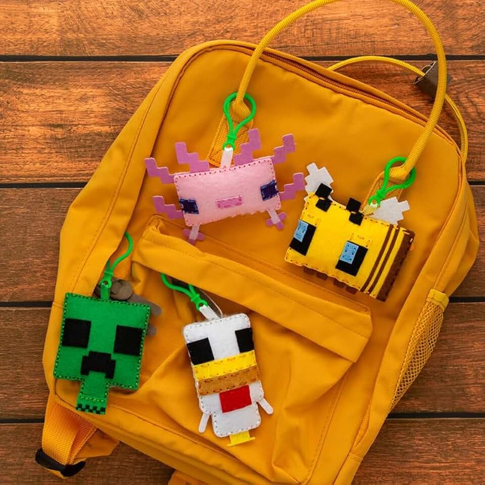 Paladone Minecraft Deluxe Filz-Anhänger – Creeper, Biene, Huhn und Axolotl – inklusive Filzstücken, Draht und Verschlüssen