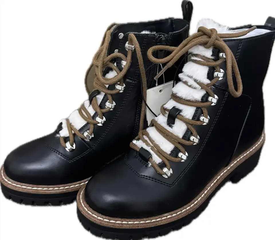 Botas negras con cordones marrones y felpa