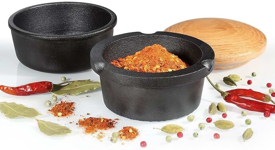 Zassenhaus Gewürzreibe XL | Ø 11 cm, Höhe: 7 cm | aus Gusseisen mit Vorratsfach | dicht schließender Buchenholzdeckel | extra breite Reibefläche | Reibe für frische Kräuter und Gewürze, 076141