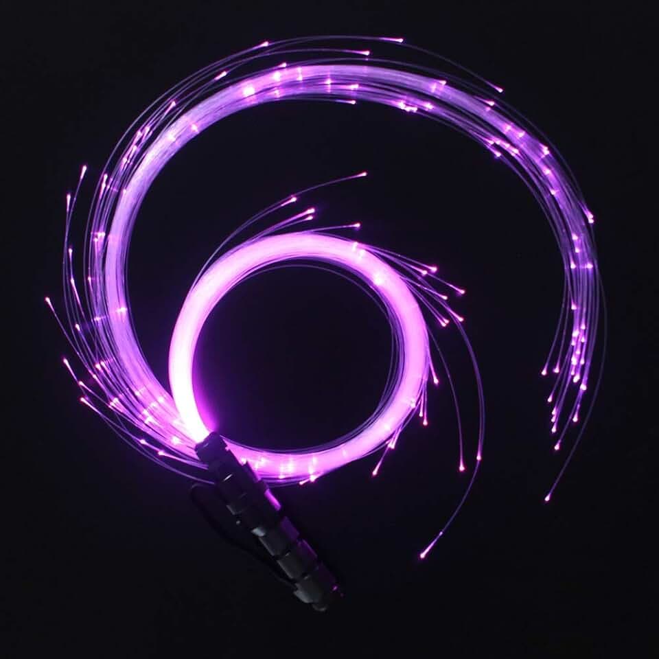 CHINLY LED-Faser Optik Peitsche Wiederaufladbar Dance Peitsche Super helles Licht 40 Farb-Effekt-Modus APP Steuerung und 360° Drehung für Tanzen, Partys, Lichtshows, EDM Musik-Festivals