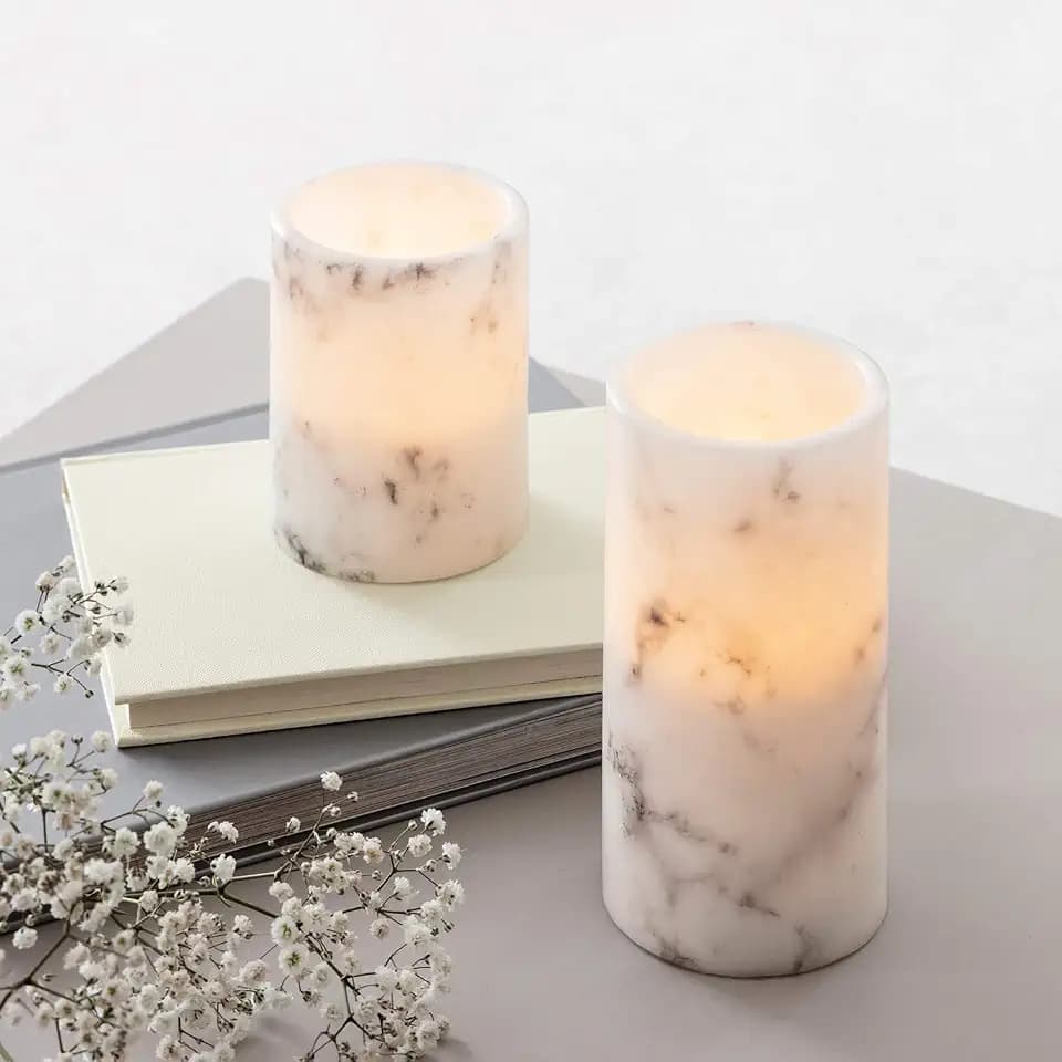Lights4fun 2er Set LED Echtwachs Stumpenkerzen in Marmoroptik Timerfunktion 6 Stunden batteriebetrieben Kerzen mit Batterie und Timer Indoor Innen Weiß