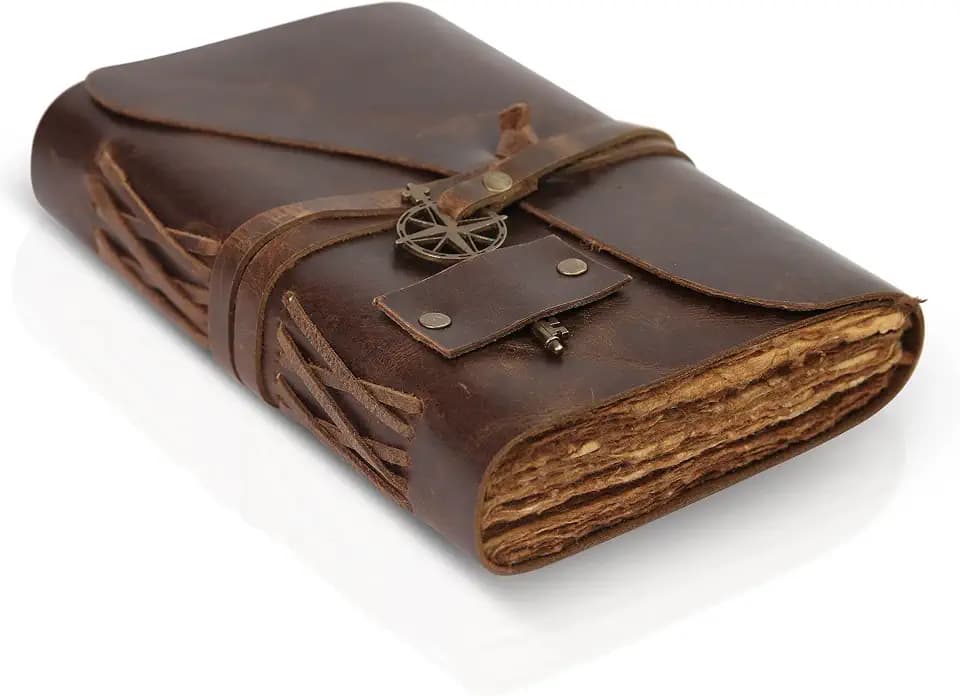 Wanderings Vintage Notizbuch Leder - 18 x 13cm - Antikes, Handgemachtes Leder Notizbuch mit Rustikalem Büttenrandpapier - Perfekt zum Gestalten, als Skizzen, Erinnerungs, Tagebuch