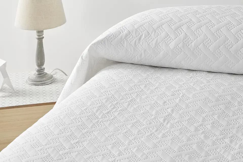 Degrees Home - LISO-Tagesdecke – 100% Polyester Mikrofaser - Leicht & Weich - Für Alle Jahreszeiten - Atmungsaktiv - Pflegeleicht - Ultrasonic Technologie für Langlebigkeit - 250 x 260 cm - Weiß