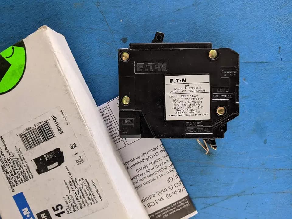 Eaton 15 Amps Arc Fault/Ground Fault Single Pole Circuit Breaker - Case of: 1