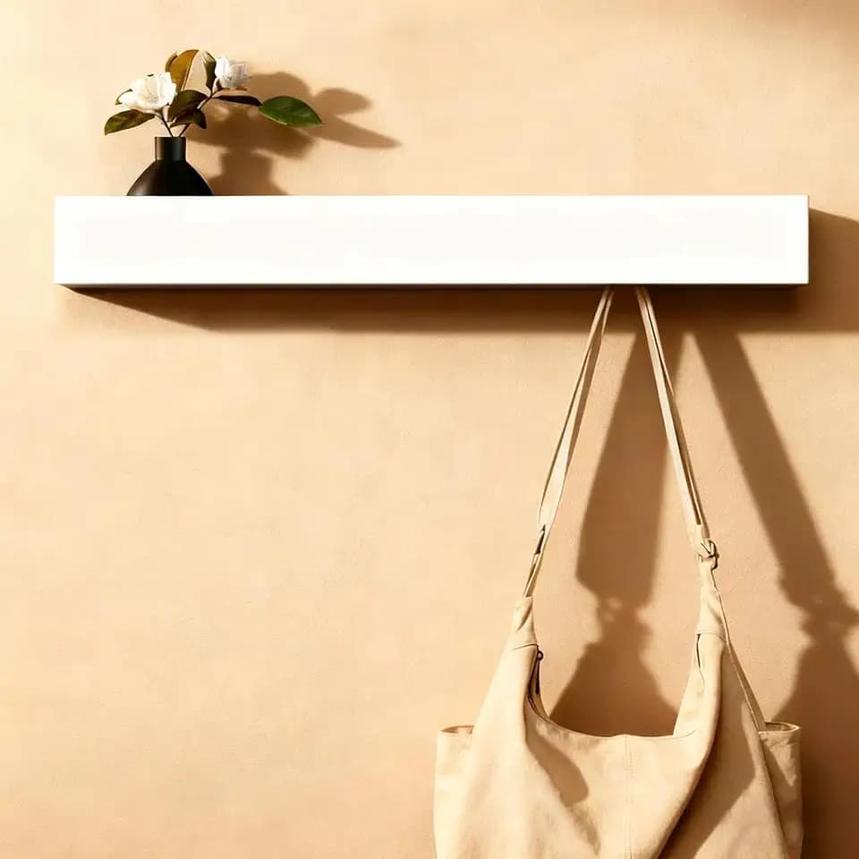 Garderobenleiste mit Ablage 60 cm, Wandgarderobe Weiß mit 7 Haken | Modernes Design aus Holz und Metall mit Ablage für Jacken, Schlüssel und Dekoration, schnell montierbar