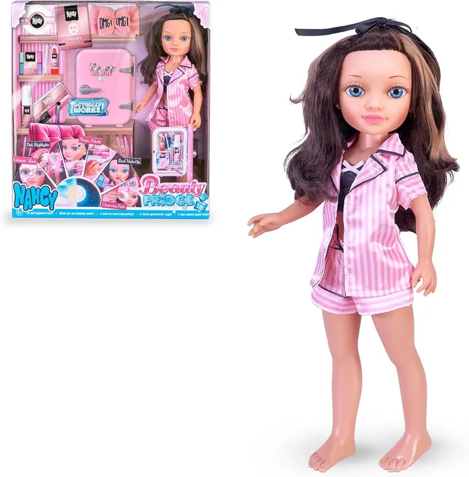 Nancy Beauty Fridge, Puppe, vorbereitet für eine Schönheitsroutine, Make-up-Zubehör mit Kühlschrank, kühlt wirklich mit Einer Eisplatte, ab 3 Jahren, Berühmte (NAC74000)