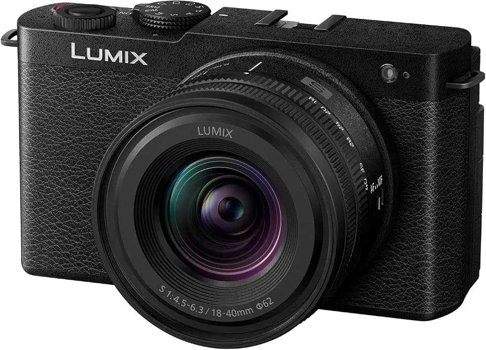 Panasonic Lumix DC-S9NE-K Spiegellose Vollformatkamera, Open Gate Vlogging, 24,2 MP, 6K/4K, 779-Punkt-PDAF, Bildstabilisierung, LUT, 180°-Flex.-Monitor, 5 GHz WLAN, Schwarz, mit Objektiv S-R1840E.