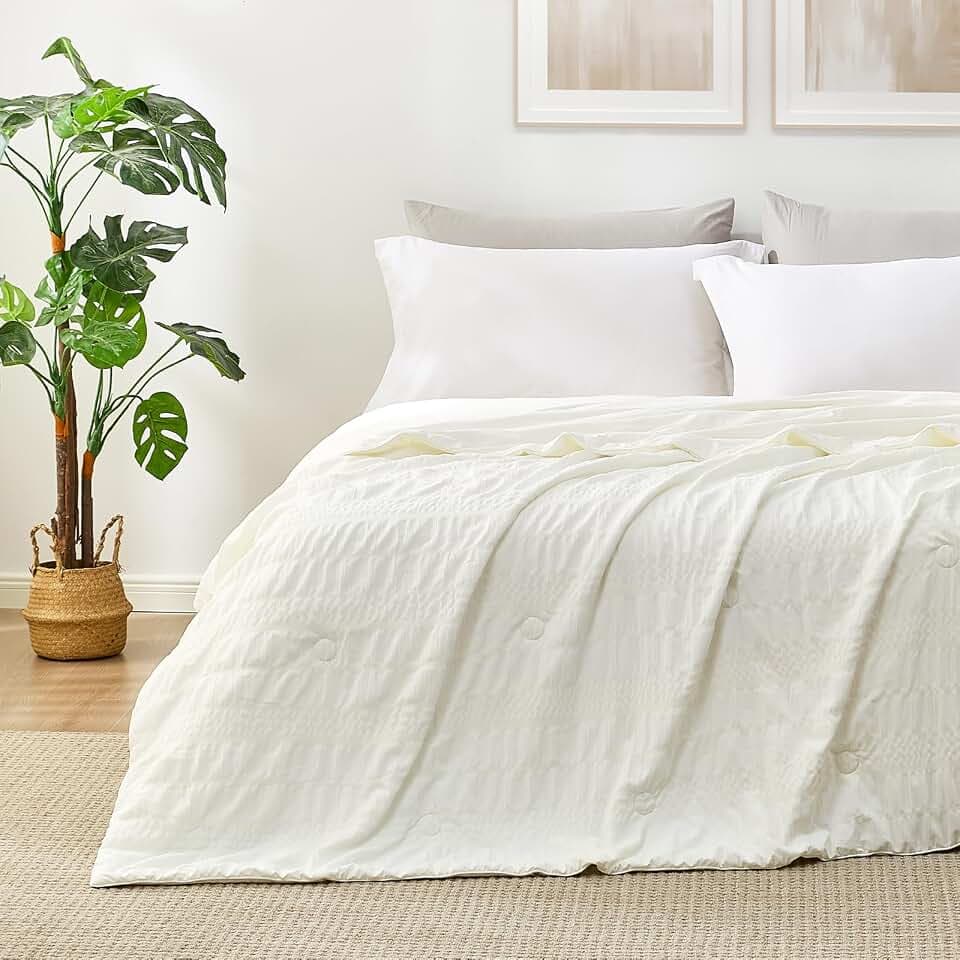 Cozy Bliss Seersucker Cooling Comforter King Size, Q-Max 0.45 Reversible Lightweight Cooling Blanket, Breathable Silk Smooth Summer Bedding Quilt for Hot Sleepers Night Sweats Cream White