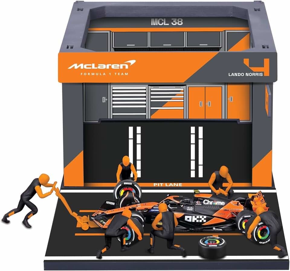 Bburago - Pit Stop McLaren MCL38 2024#4 Norris, Spielset mit Diorama, 1:43 und 6 Mechanikern, Detailgetreu, McLaren-Lizenz, Alter 3+