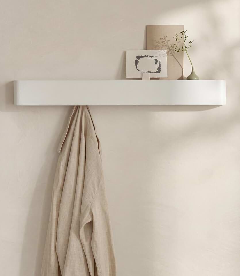 Kazai. Wandgarderobe 'Tone' | Moderne Garderobe mit versteckten Jackenhaken und Ablage | Design Flur-Garderobenleiste aus Metall | Hakenleiste Wand-Montage | Weiß