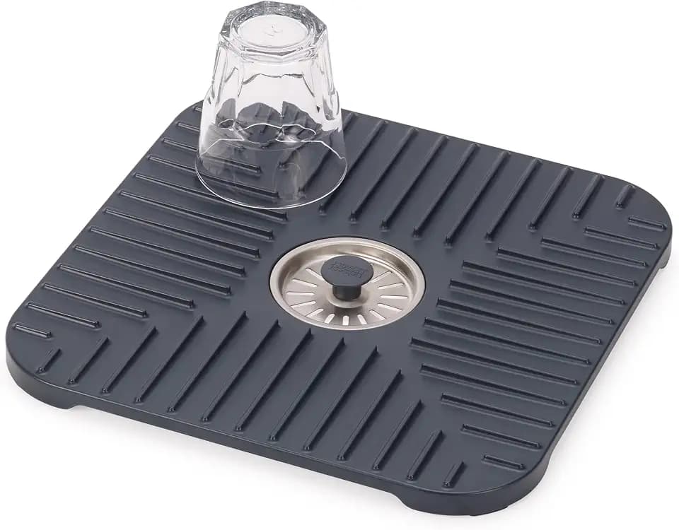 Joseph Joseph SinkShield Spülbecken-Schutzmatte mit Abflussstopfen, Schützt Spüle, Gläser, Geschirr, Abnehmbarer Stopfen, Rutschfest, Schnelles Abtropfen