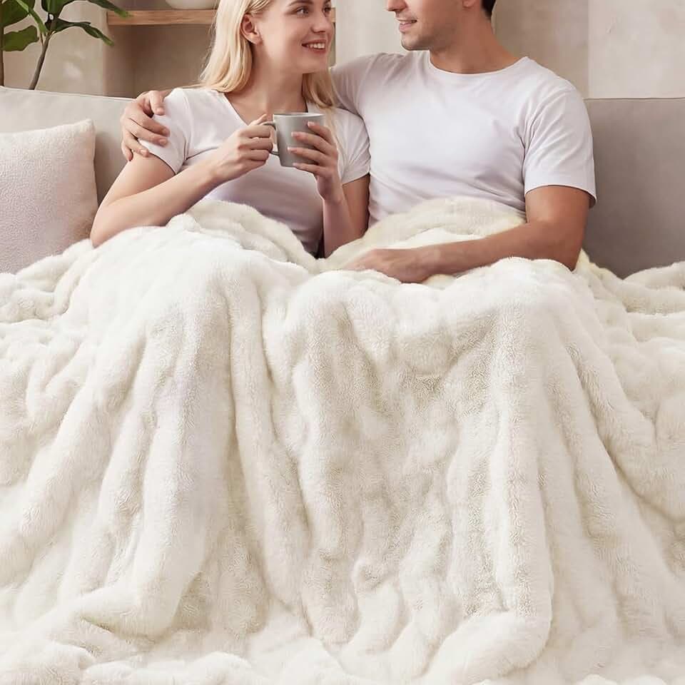 ORINOVA Kuscheldecke Flauschig Decke 150x200 cm Beige Sofadecke Plüschdecken Kunstfell Felldecke Creme Kuschelig Warme Decke Wohndecke Fleecedecke Bett