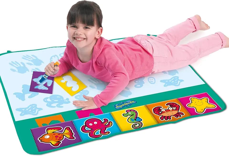 Aquadoodle E73255FR Schablone & Doodle Doodle, offizielles Tomy No Mess Mal- & Zeichenspiel, Wasserspielmatte, Magic Pen, geeignet für Kleinkinder und Kinder ab 18 Monaten